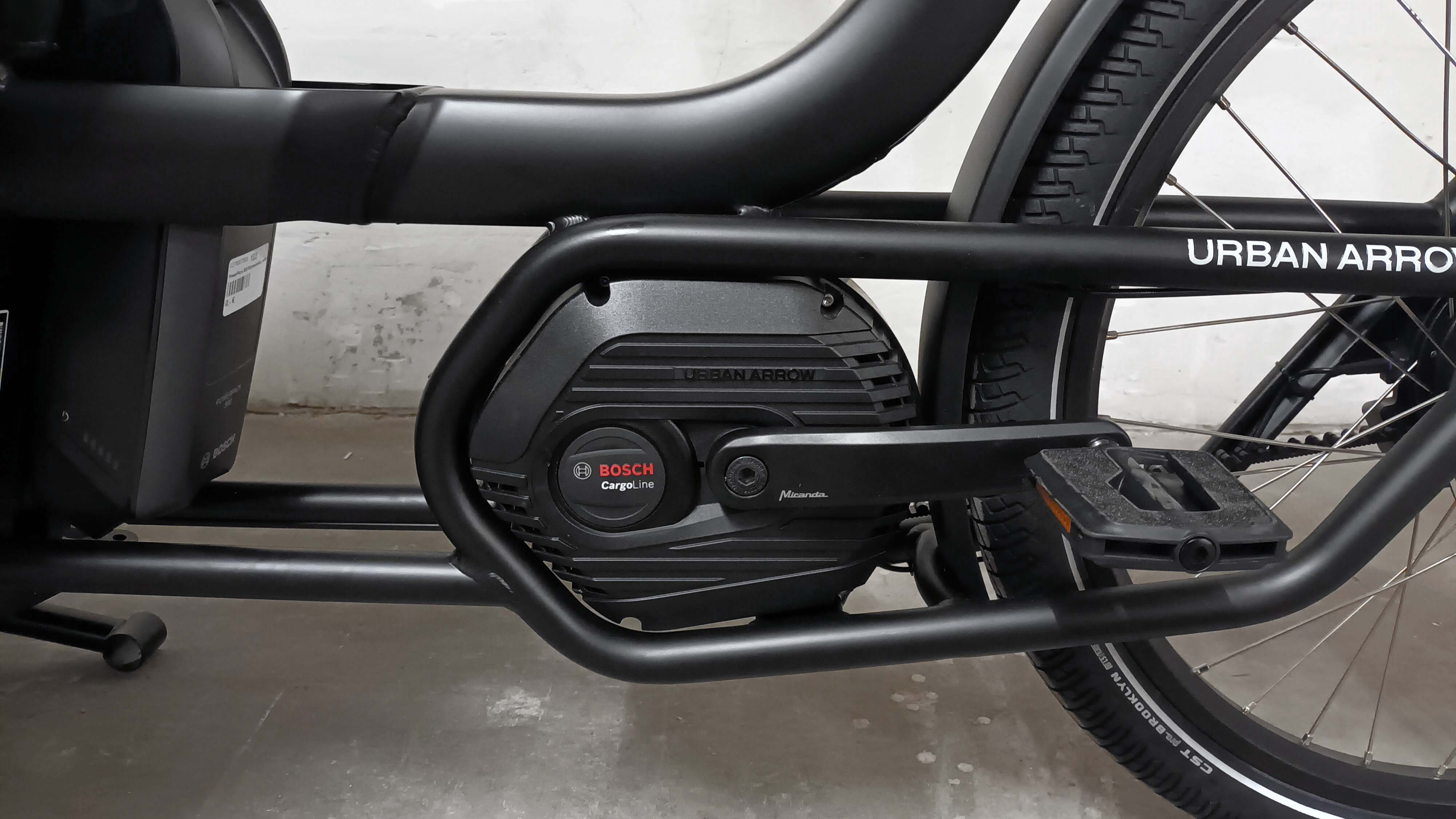 Urban Arrow Flatbed L schwarz | 500WH | E-Lastenrad | 2023 | Enviolo